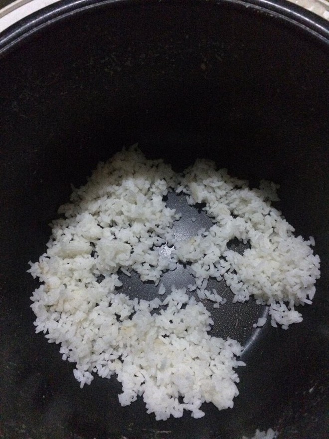 Dọn cơm xong thì con quấy đòi ngủ, đến lúc ra ăn, mẹ trẻ uất nghẹn khi nhìn mâm cơm cả nhà phần lại Dọn cơm xong thì con quấy đòi ngủ, đến lúc ra ăn, mẹ trẻ uất nghẹn khi nhìn mâm cơm cả nhà phần lại